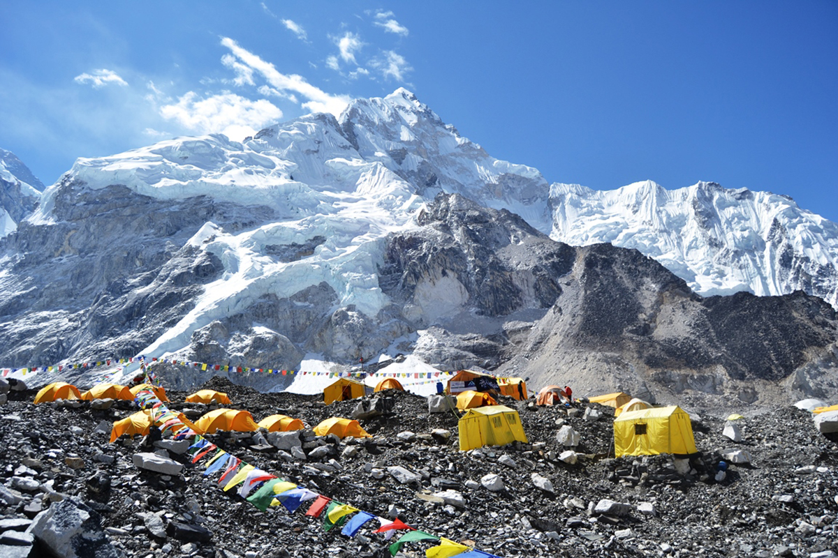 What are the best routes to trek in the Everest region?